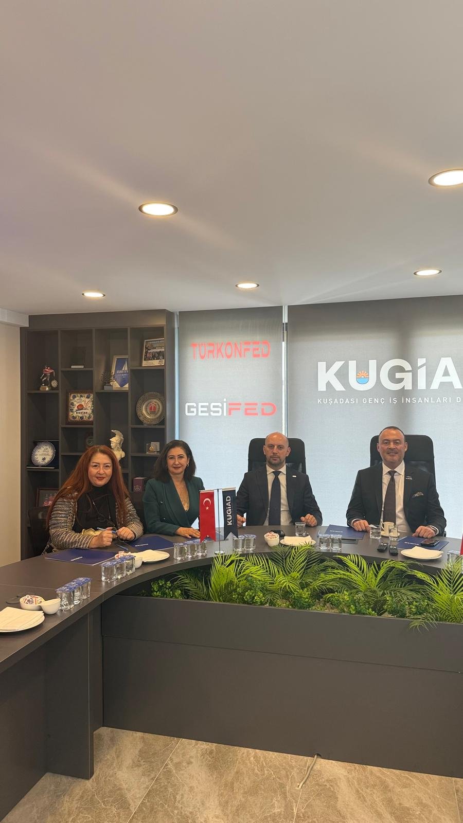 Kuşadası Genç İş Adamları Derneği’nin yeni merkezinin açılışına GÜNSİFED adına Başkan Gamze Aşnük katıldı.