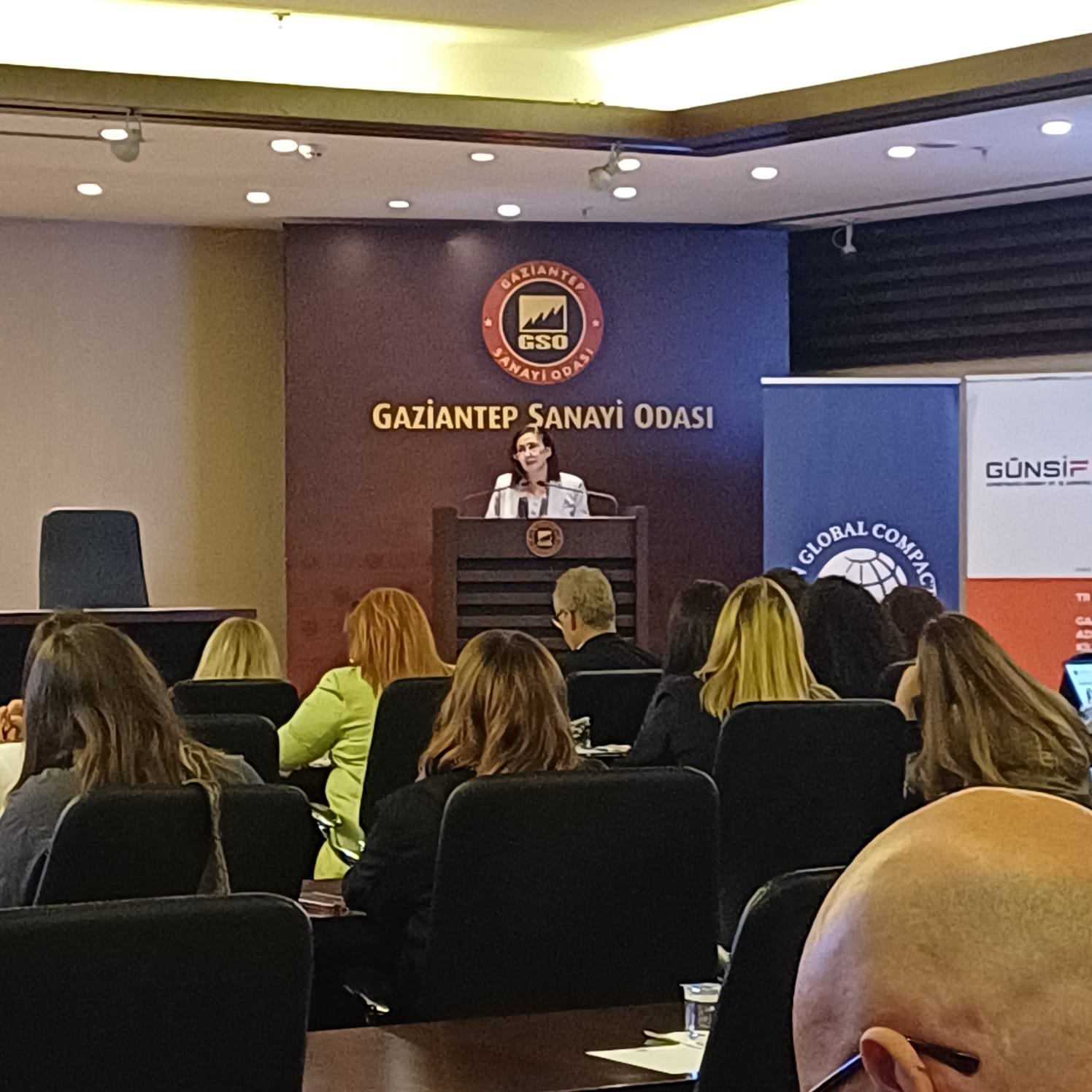 Gaziantep'te iş dünyasının geleceği konuşuldu! UN Global Compact Türkiye ( @globalcompactturkiye ) liderliğinde, GÜNSİFED ve Gaziantep Sanayi Odası (@gso_kurumsal ) ev sahipliğinde düzenlendi.