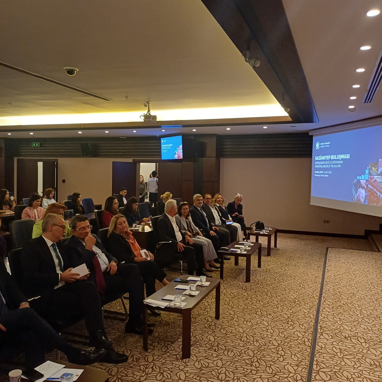 Gaziantep'te iş dünyasının geleceği konuşuldu! UN Global Compact Türkiye ( @globalcompactturkiye ) liderliğinde, GÜNSİFED ve Gaziantep Sanayi Odası (@gso_kurumsal ) ev sahipliğinde düzenlendi.