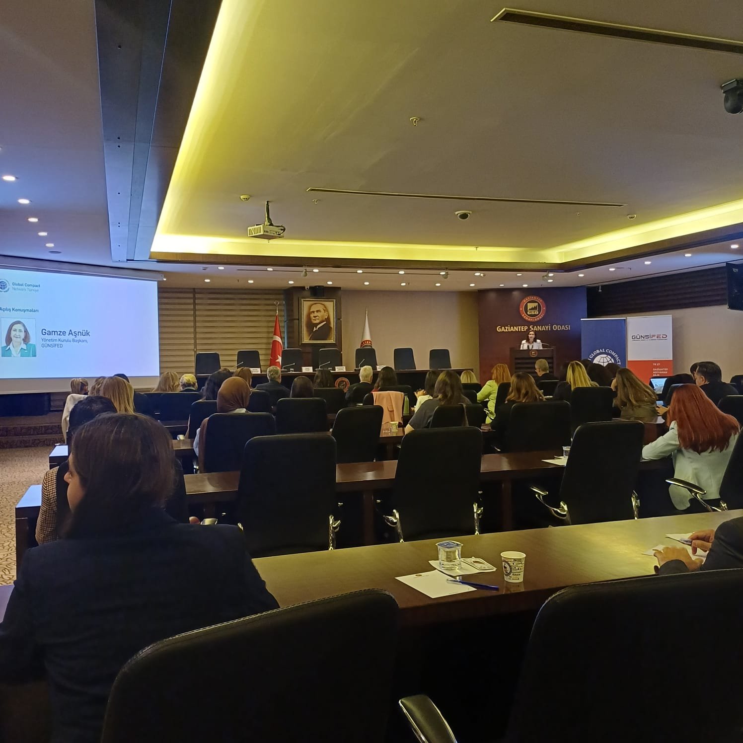 Gaziantep'te iş dünyasının geleceği konuşuldu! UN Global Compact Türkiye ( @globalcompactturkiye ) liderliğinde, GÜNSİFED ve Gaziantep Sanayi Odası (@gso_kurumsal ) ev sahipliğinde düzenlendi.