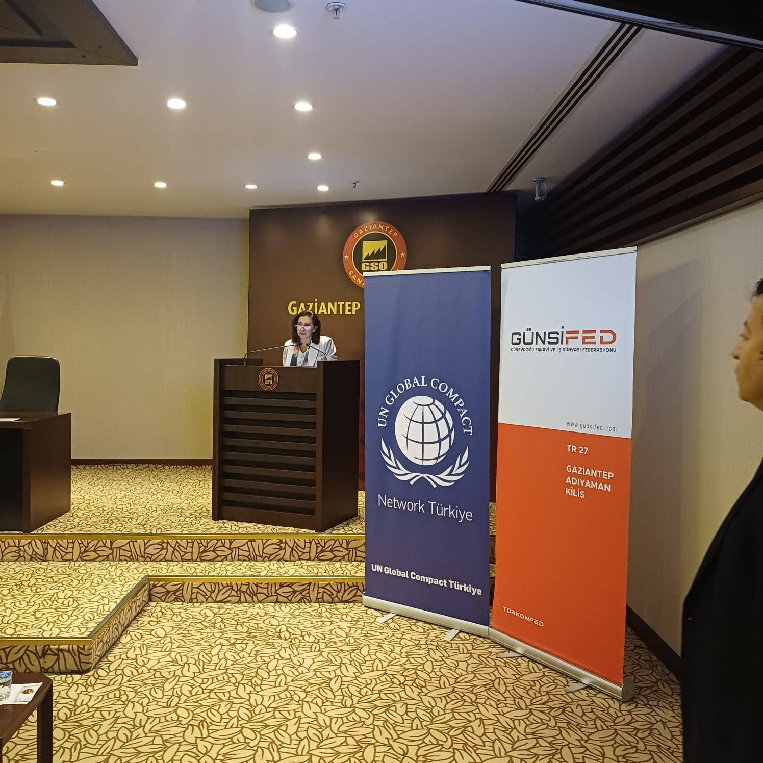 Gaziantep'te iş dünyasının geleceği konuşuldu! UN Global Compact Türkiye ( @globalcompactturkiye ) liderliğinde, GÜNSİFED ve Gaziantep Sanayi Odası (@gso_kurumsal ) ev sahipliğinde düzenlendi.